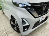 【LEDヘッドライト】悪天候や夜間走行時も良好な視界を確保し安心して運転できる高輝度LEDヘッドライトを装備!点灯速度が早く、消費電力も抑えられています。