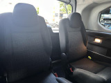 やはり、あってよかったサードシート。折りたたみ、取り外し可能です。荷室からレバーにて倒すことが出来ます。