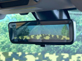 【スマートリヤビューミラー】後席の大きな荷物や同乗者で後方が確認しづらい時でも安心!カメラが撮影した車両後方の映像をルームミラー内に表示。クリアな視界で状況の確認が可能です!