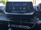Apple CarPlay、Android Auto 対応。スマホを接続するとタッチスクリーン上でマップ、通話、メッセージ、ミュージックなどのアプリをスマホ同様に操作できるミラースクリーン機能搭載