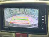 【バックカメラ】駐車時に後方がリアルタイム映像で確認できます。大型商業施設や立体駐車場での駐車時や、夜間のバック時に大活躍!運転スキルに関わらず、今や必須となった装備のひとつです!