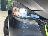 【LEDヘッドライト】悪天候や夜間走行時も良好な視界を確保し安心して運転できる高輝度LEDヘッドライトを装備!点灯速度が早く、消費電力も抑えられています。
