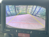 【バックカメラ】駐車時に後方がリアルタイム映像で確認できます。大型商業施設や立体駐車場での駐車時や、夜間のバック時に大活躍!運転スキルに関わらず、今や必須となった装備のひとつです!