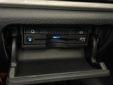 【ETC】有料道路を利用する際に料金所で停止することなく通過できる、ETC車載器(ノンストップ自動料金収受システム機器)が装備されています。セットアップを行うことで利用可能になります。