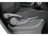 運転席リクライニング+シート上下アジャスターレバーです。運転席シートの調節ができます。