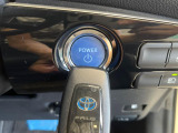【スマートキー/プッシュスタート】鍵を持っているだけで、ドアロック解除・施錠からエンジンスタートまで操作できる便利な機能です。