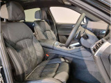 【コックピットシート】BMW車の主役席。車体中央にくる様に配置し車両重心とが一致する事でドライバーと車との一体感あるドライビングを実現。人間工学に基づき形成した形状が長時間のドライブ疲労も軽減します!