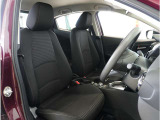【清潔感のある運転席&助手席】隅々までクリーニングの行き届いた運転席&助手席。目立ったシミや汚れ等もございません。快適なドライブをどうぞ。
