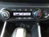 使用頻度の高いスイッチを運転席側にレイアウトした、オートエアコンです。