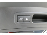 パワーバックドアは荷物の出し入れがしやすい優れもの!スイッチひとつで重たいバックドアが締まります!日用品の大量買い出しにも大活躍!