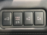 【両側パワースライドドア】スマートキーや運転席のスイッチで後席両側スライドドアの開閉が可能♪電動だから力を入れてドアを開ける必要が無く、小さなお子様でも簡単に開け閉めでき快適です♪
