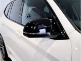 【BMWミラー】視認性の高いスタイリッシュなミラー。自動防眩機能も付いており夜間のドライビングをサポートします。