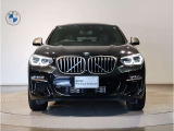 【BMWの伝統】BMWの特徴的な“キドニーグリル”は、80年以上続く伝統の形でございます。変わらないこだわりのデザインが、プレミアムブランド“BMW”を創り出します。