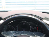 運転視界の遠方上方に虚像を投影することで前を見ながら情報の視認ができます。本当にドライバーが必要な情報を適切に伝え、楽しんで頂くことを考えた新世代装備です。※虚像は2.6m前方に浮かぶイメージです。