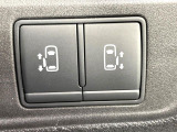【ハンズフリー機能付き両側パワースライドドア】スライドドアの下に足先を入れてすぐ引くと、自動的にスライドドアが開閉します!荷物で両手がふさがった状態でも、ドアの開閉ができてとっても便利!