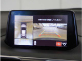 【360°ビューモニター】クルマを真上から見たような俯瞰(ふかん)映像や助手席側のサイド映像など、視点を切り替えて表示。さまざまなアングルで視界をサポートします。