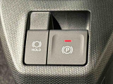 指先だけで簡単に操作が可能な電動パーキングブレーキを採用。「HOLD」スイッチを押すと、渋滞や信号待ちなどでブレーキペダルから足を離しても、ブレーキを保持するので安心です