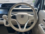 インテリアに合わせたデザインのステアリングは、運転される方のことも考え、運転しやすい形状、大きさです。是非一度、実際に触ってお確かめください。