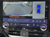 【パノラミックビューモニター】クルマを真上から見下ろした視点で駐車をサポートします!クルマの斜め後ろや真横など、いち早く障害物に気が付くことができます。