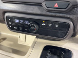【オートエアコン】一度お好みの温度に設定すれば、車内の温度を検知し風量や温度を自動で調整。暑い…寒い…と何度もスイッチ操作をする必要はありません。快適な車内空間には必須の機能ですね♪