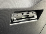 【ETC】有料道路を利用する際に料金所で停止することなく通過できる、ETC車載器(ノンストップ自動料金収受システム機器)が装備されています。セットアップを行うことで利用可能になります。