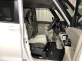 運転席も広々でゆったりとした気分で運転できます☆