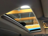 【大型サンルーフ】車内の解放感が一気に上がる大型のパノラマルーフ!季節を問わず開放的で快適なドライブをお楽しみいただけます。流通量も少なく希少価値の高い人気の装備です♪