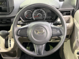 インテリアに合わせたデザインのステアリングは、運転される方のことも考え、運転しやすい形状、大きさです。是非一度、実際に触ってお確かめください。