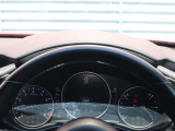 運転視界の遠方上方に虚像を投影することで前を見ながら情報の視認ができます。本当にドライバーが必要な情報を適切に伝え、楽しんで頂くことを考えた新世代装備です。※虚像は2.6m前方に浮かぶイメージです。