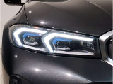 【LEDヘッドライト】先進のLEDテクノロジーを採用。放射される白色光の周波特性は太陽光に近く、バイキセノン・ヘッドライトを上回るコントラストで更に明るく輝きます!