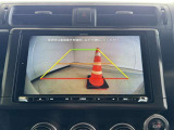 バックモニター付きです。車の後方に小型カメラが付いており、バックする際の後方の様子をモニター上に表示します。