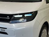 【LEDヘッドライト】悪天候や夜間走行時も良好な視界を確保し安心して運転できる高輝度LEDヘッドライトを装備!点灯速度が早く、消費電力も抑えられています。
