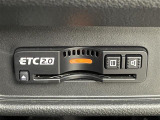 【純正ビルトインETC2.0(DSRC/ITSスポット)】ETCカードを挿入すれば料金所はノンストップで通過できます。ETC限定の割引や、高速道路の情報提供サービスを利用できます。