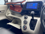 【 オートエアコン 】車内温度を感知して自動で温度調整をしてくれるのでいつでも快適な車内空間を創り上げます。