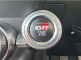 GR専用エンジンスタートボタンです。キーが車内にあれば、エンジンの始動・停止はブレーキを踏んでスイッチを押すだけ!キーを取り出す手間を省き、ワンプッシュでエンジンを操作するので簡単でスムーズです。