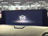 【12.3インチマツダコネクト】車内の雰囲気にマッチした大型ディスプレイ。スマホ接続でのナビ使用やBluetooth再生等、様々な機能が楽しめます。直感的なダイヤル操作が可能で、使い勝手も良好です。