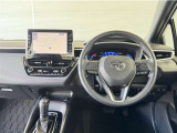 シンプルな運転席周りです。インパネ周りの各操作スイッチ類も使いやすいよう配置されています!