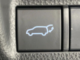 【パワーバックドア】スマートキーや運転席のボタンを押すだけでリアゲートが自動で開閉します!荷物を持っている時や、高い位置にあるバックドアを閉める際に便利な機能です♪