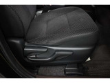 運転席シートリフター装備!シートの上下調整で運転操作の視界を確保できます。