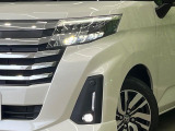 【LEDヘッドライト】悪天候や夜間走行時も良好な視界を確保し安心して運転できる高輝度LEDヘッドライトを装備!点灯速度が早く、消費電力も抑えられています。