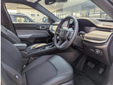 運転席になります。ファブリックシートを使用した肌触りの良いシートになっております。