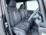 運転席まわりには十分なスペースがあり、大柄な方でもゆったり運転していただける環境です。