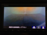 【バックカメラ】運転が苦手な方も車庫入れラクラクです!ギアをリバースに入れれば自動的に切り換わりますので、面倒な操作は不要です♪狭い駐車場もお車を傷つけず安心ですね!