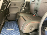 後部座席です。足元空間は広々しており、大人4人乗車も無理なく可能です。