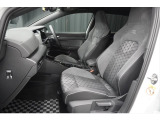 【内外装のリフレッシュ】”Das Welt Auto”独自の項目チェックに基づき、入念に車両チェックとクリーニングを実施。美しく高品質なお車をご提供します。