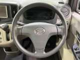 インテリアに合わせたデザインのステアリングは、運転される方のことも考え、運転しやすい形状、大きさです。是非一度、実際に触ってお確かめください。