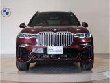 【BMWの伝統】BMWの特徴的な“キドニーグリル”は、80年以上続く伝統の形でございます。変わらないこだわりのデザインが、プレミアムブランド“BMW”を創り出します。
