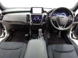 日本を代表する自動車「クラウン」は高級感ある内装です。