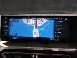 【iDrive】純正HDDナビ“iDrive”を装備しています。こちらの機能で、オーディオの設定や本体説明書、車両状態チェックなどを行えます。また、ナビのアップデートも承りますので、担当スタッフへお申し付け下さい。