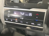 【オートエアコン】一度お好みの温度に設定すれば、車内の温度を検知し風量や温度を自動で調整。暑い…寒い…と何度もスイッチ操作をする必要はありません。快適な車内空間には必須の機能ですね♪